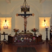 A los pies de Cristo crucificado, descansan los restos de San Clemente martir