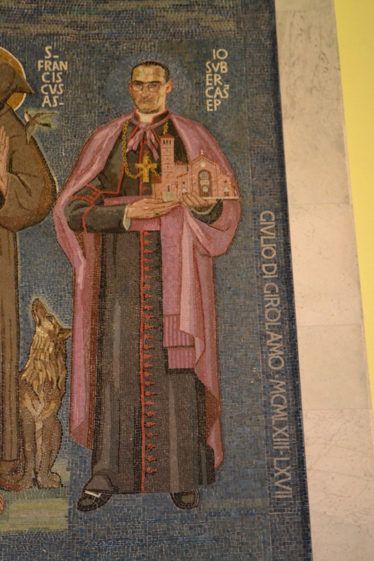 Obispo Juan Subercaseaux. En vertical inscripción del artista Giulio Di Girólamo