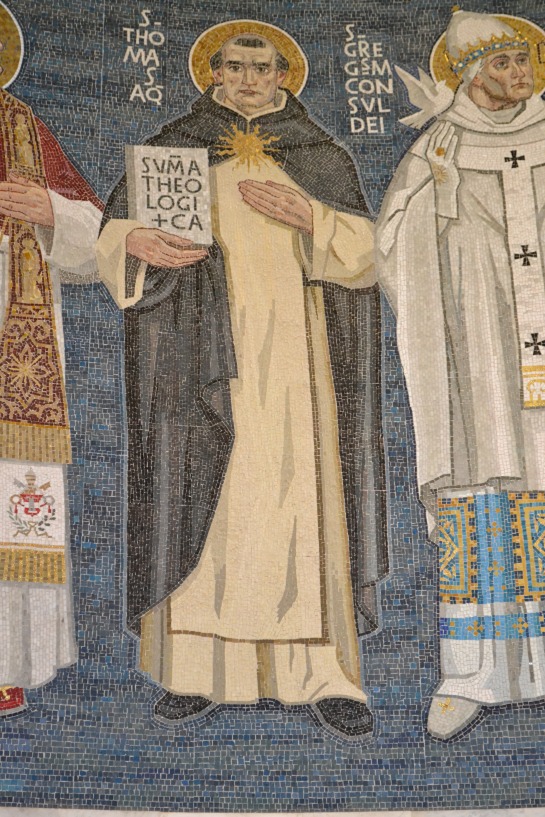 Santo Tomas de Aquino con la SUMA THEOLOGICA